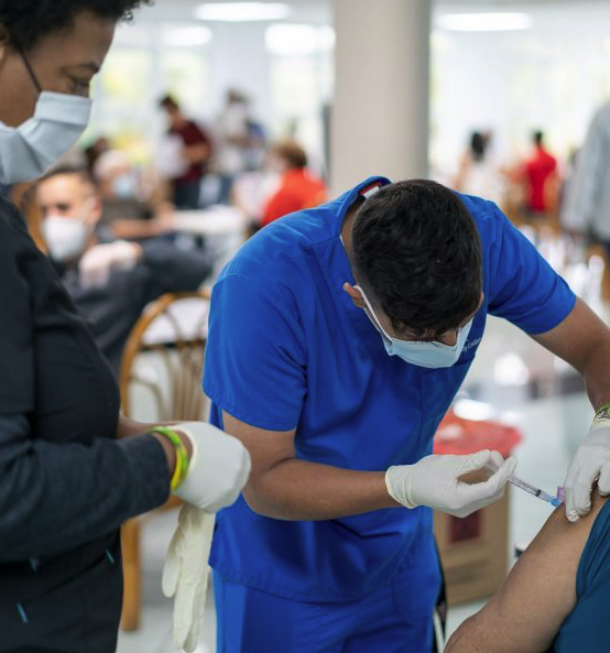 Futuros enfermeros de NUC ayudan en la inoculación de miles de puertorriqueños